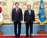 기념사진 촬영하는 문재인 대통령과 강창일 주일대사