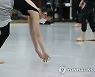 마스크를 쓴 미래의 무용가
