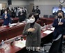[포토] 국민의례하는 전현희 국민권익위장