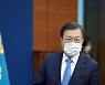 文대통령, 내달 백신 접종 앞두고 정은경에 "전권 갖고 지휘하라"(상보)