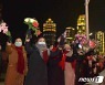 평양 주민들, '열병식 참가 군인 행렬'에 '환호'