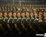 제8차 당 대회 기념 열병식 입장하는 북한 인민군