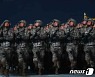 열병식 행진하는 북한 인민군..추위로 빨개진 얼굴
