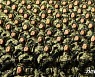 열병식 진행하는 북한 인민군..주석단 바라보며 밝은 표정