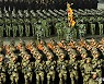 북한 인민군, 줄 맞춰 차례로 열병식 입장