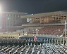 북한, '코로나19'에도 대규모 열병식 진행