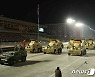 열병식서 '무력' 뽐내는 북한..기계화보병사단 입장