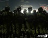 북한 인민군, 열병식 입장..어두운 그림자 속 위용