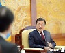 사면 숙제로 주말 보낼 문대통령..'사과' 없는데 결단할까