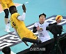 [포토]공 쫓는 KB손해보험 케이타와 김진수
