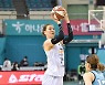[BK 리뷰] '박지수 29P' 11R KB스타즈, 하나원큐 7연패 빠트려