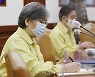 <포토> 메모하는 정은경 질병관리청장