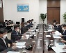 문 대통령 "질병청장, 전권 갖고 백신접종 지휘하라"