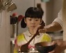 '밥이 되어라' 재희, 엄마 잃은 김시하에 키다리 아저씨 변신