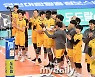 [MD포토] KB손해보험 '승리 거둔 대한항공 선수들을 향해 박수'