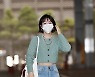 모에카 '한결 가벼워 보이는 출근길 패션'[포토엔HD]