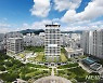 부산시청 공무원 1명 첫 확진..동료 10명 자가격리