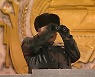 망원경으로 열병식 지켜보는 김정은