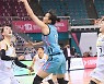역전 레이업슛 넣는 신지현,'드디어 뒤집었다' [사진]