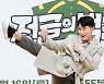 [TD포토] 나태주 '발차기는 기본'