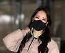 [T포토] 백지영 '고쳐메는 가방'