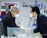 김종인 "코로나 전쟁 1년..정치적 이용에 사태 악화"