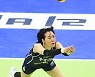 [MD포토] 몸 날리는 임명옥 '살려야해'