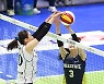 [MD포토] 배유나 '찍어누른다'