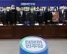 민주당 "거리두기 연장..영업손실 피해보상 방법 적극 찾겠다"