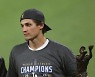 다저스, 'WS MVP' 시거와 연봉조정 피해 계약..1375만 달러