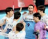 동료 선수들과 환호하는 알렉스