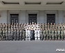 북한 김정은, 열병식 참가 인민군 장병과 기념사진 촬영