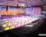 북한 원로·당 대회 방청자·열병대원 '당을 노래하노라' 공연 관람