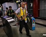 홍콩 전철 안에서 두 남성 성관계..경찰 수사 착수