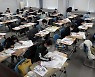 마스크 쓰고 거리두기 하며 대입 실기고사