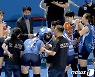 작전 지시하는 김우재 기업은행 감독
