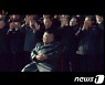 제8차 당 대회 방청자와 기념사진 찍는 북한 김정은