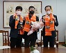 [st&인터뷰] "축구는 재밌어야지" 김병수 감독이 꿈꾸는 이영표 대표와의 꿀케미