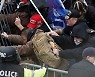 의회 폭동, "현직 경찰관 최소 13명 가담"