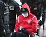 휠체어 타고 침묵..'8살 딸 살해' 엄마, 법원 출석길