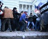 美 의회 폭동에 가담한 경찰? "최소 13명 확인돼"