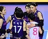 3연승 거두고 후배들 격려하는 김연경 [MK포토]