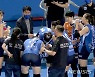 작전 지시하는 김우재 감독