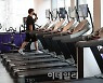 [포토]마스크 쓰고 운동하는 시민