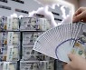 [외환마감]환율, 14거래일만에 1100원대 상승 안착.."코로나 불확실성 지속"