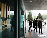 '김봉현 술접대' 의혹 전·현직 검사, 檢조사 전 휴대전화 교체