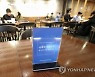 오늘 확진 400명대 나올 듯..카페 앉고, 노래방 문 연다