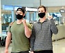 [MD포토] 터커,멩덴 '기아 화이팅!'