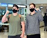 [MD포토] 기아 터커,멩덴 '2021 프로야구 기대하세요!'