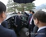문 대통령 배웅하는 청와대 보좌진